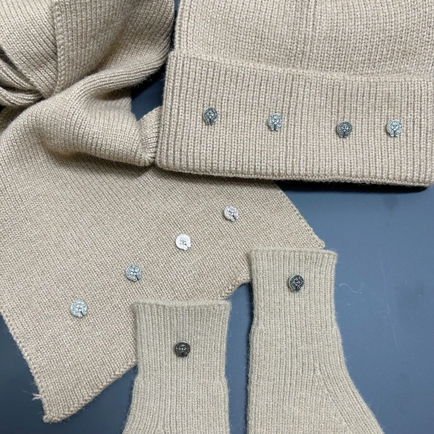 Crow❤️ Cold hat + scarf + gloves three-piece set